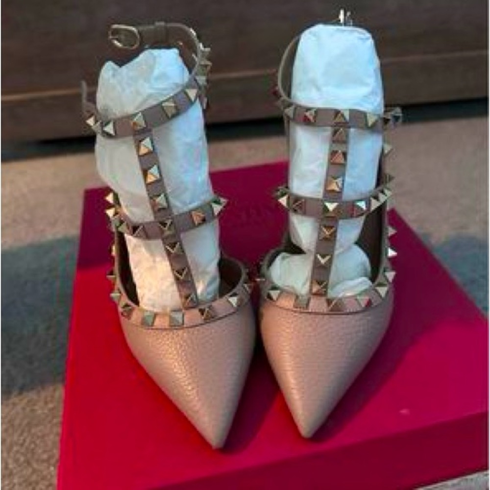 Valentino Garavani Rockstud Ankle Strap Heels - Nude